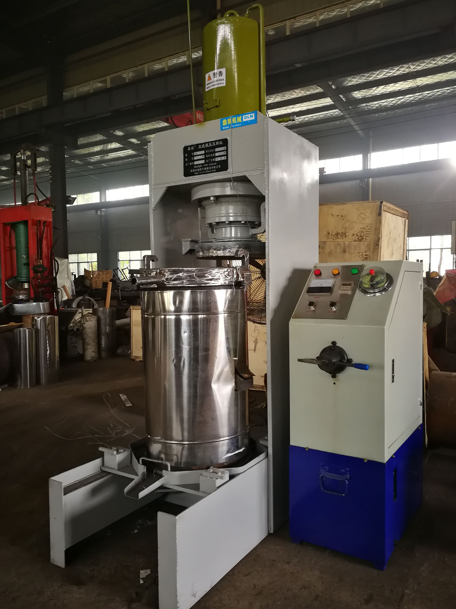 不銹鋼超高壓立式液壓壓榨機(jī)，果汁壓榨機(jī)，果渣壓榨機(jī)，藥材壓榨，油渣處理，白土壓榨